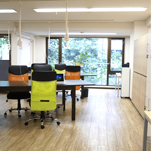 明るいオフィスでリラックス勤務